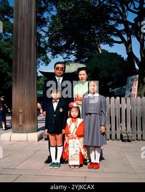 Japan. Tokio. Familie posiert beim Shichi-Go-San Festival. Stockfoto