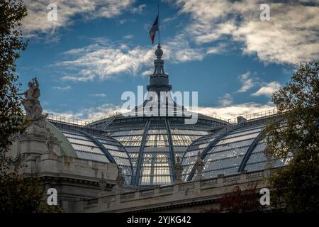 Paris, Frankreich - 11 14 2024: Eiffelturm: Blick auf das Glasdach und die Fassade des Le Grand Palais bei Sonnenuntergang Stockfoto