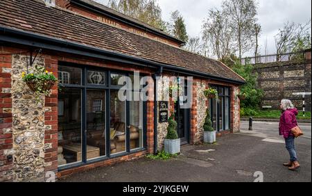 Ein beliebtes Café im Dorf Rowlands Castle, Hampshire, Großbritannien. Stockfoto