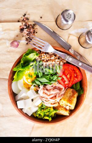 Köstliches gesundes Frühstück, Buchweizen mit gekochtem Ei, Fleisch und Käse auf Teller Stockfoto