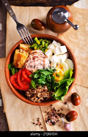 Köstliches gesundes Frühstück, Buchweizen mit gekochtem Ei, Fleisch und Käse auf Teller Stockfoto