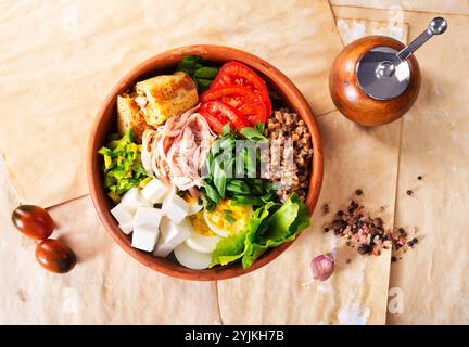 Köstliches gesundes Frühstück, Buchweizen mit gekochtem Ei, Fleisch und Käse auf Teller Stockfoto