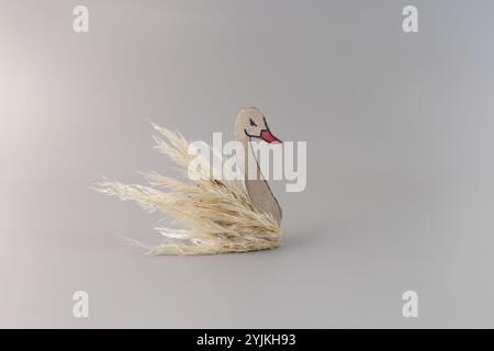 Abstrakter Vogelschwan aus herbstlichen trockenen Blättern, einfache Naturbastelei für Kinder, recycelte leere Toilettenpapierrollen, Alltagsmaterialien verwandeln sich in cr Stockfoto
