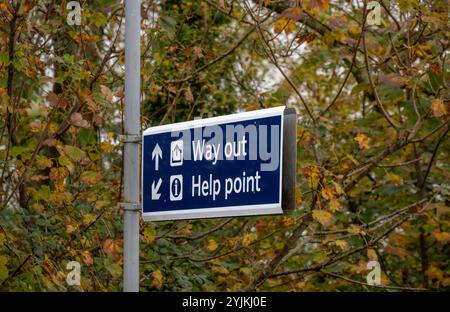 Schilder zum Bahnhof Rowland Castle mit Ausweg und Hilfepunkt. Stockfoto
