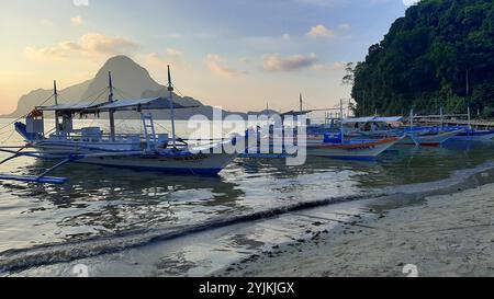 Ein Touristenboot, das auf der Insel Sumilon vor der Küste von Oslob auf der Insel Cebu auf den Philippinen vor Anker liegt Stockfoto