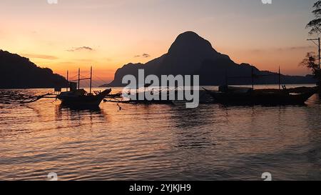 Traditionelle bangka Fischerboote liegen an der Küste in der beliebten philippinischen Touristenstadt El Nido im Norden von Palawan - einem Tor nach Caron Stockfoto