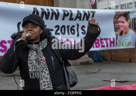 London, Großbritannien. Dezember 2017. Eine von Ann Plant Nachbarn spricht bei der Mahnwache und Protest im Rathaus von Lambeth zu Ehren der Cressingham Gardens-Residentin und führenden Aktivistentin, die im Dezember 2016 an Krebs starb und ihre letzten Monate immer noch damit verbrachte, den Abriss ihres Hauses und ihrer Gemeinde durch den rat zu verhindern. Lambeth plant ein skrupelloses Programm zur Realisierung des Vermögenswertes ihrer Ländereien, was dazu führt, dass viele Anwohner aus der Gegend vertrieben werden. Neben der Umsetzung dieses Programms der sozialen Säuberung ist auch die Umsetzung des Programms der sozialen Säuberung Stockfoto