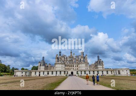 Chambord, Frankreich - 18. August 2024: Blick auf die königliche Burg von Chambord, Frankreich. Diese Burg befindet sich im Loire-Tal, erbaut im 16. Jahrhundert Stockfoto