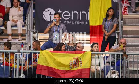 Malaga, Malaga, Spanien. November 2024. Impressum, einige Fans des Teams Spanien während des Billie Jean King Cup Finals 2024 - Damen Tennis (Credit Image: © Mathias Schulz/ZUMA Press Wire) NUR REDAKTIONELLE VERWENDUNG! Nicht für kommerzielle ZWECKE! Stockfoto