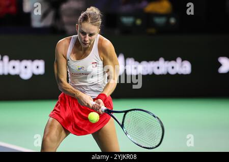 Malaga, Malaga, Spanien. November 2024. Magda Linette aus Polen, kehrt mit Rückhand während des Billie Jean King Cup Finals 2024 zurück – Damen Tennis (Bild: © Mathias Schulz/ZUMA Press Wire) NUR REDAKTIONELLE VERWENDUNG! Nicht für kommerzielle ZWECKE! Stockfoto