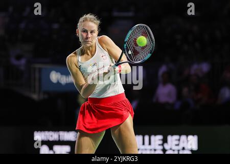 Malaga, Malaga, Spanien. November 2024. Magda Linette aus Polen, kehrt mit Rückhand während des Billie Jean King Cup Finals 2024 zurück – Damen Tennis (Bild: © Mathias Schulz/ZUMA Press Wire) NUR REDAKTIONELLE VERWENDUNG! Nicht für kommerzielle ZWECKE! Stockfoto