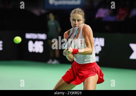 Malaga, Malaga, Spanien. November 2024. Magda Linette aus Polen, kehrt mit Rückhand während des Billie Jean King Cup Finals 2024 zurück – Damen Tennis (Bild: © Mathias Schulz/ZUMA Press Wire) NUR REDAKTIONELLE VERWENDUNG! Nicht für kommerzielle ZWECKE! Stockfoto