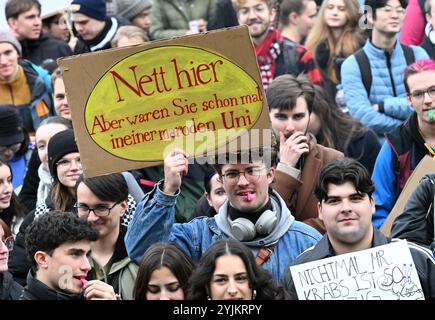 Stuttgart, Deutschland. November 2024. Studenten und Universitätsmitarbeiter demonstrieren für eine bessere Finanzierung der Universität und halten ein Schild mit der Aufschrift "Nizza hier - aber waren Sie schon einmal an einer kranken Universität". Im ganzen Land haben Tausende von Studenten tagelang auf die künftige Finanzierung ihrer Universitäten aufmerksam gemacht und vor gefürchteten Kürzungen im Wert von Millionen gewarnt. Franziska Kraufmann/dpa/Alamy Live News Stockfoto