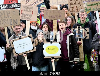 Stuttgart, Deutschland. November 2024. Studierende und Hochschulmitarbeiter demonstrieren für eine bessere Finanzierung der Hochschulen. Im ganzen Land haben Tausende von Studenten tagelang auf die künftige Finanzierung ihrer Universitäten aufmerksam gemacht und vor gefürchteten Kürzungen im Wert von Millionen gewarnt. Franziska Kraufmann/dpa/Alamy Live News Stockfoto