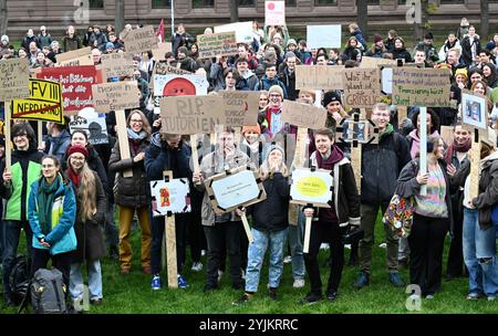 Stuttgart, Deutschland. November 2024. Studierende und Hochschulmitarbeiter demonstrieren für eine bessere Finanzierung der Hochschulen. Im ganzen Land haben Tausende von Studenten tagelang auf die künftige Finanzierung ihrer Universitäten aufmerksam gemacht und vor gefürchteten Kürzungen im Wert von Millionen gewarnt. Franziska Kraufmann/dpa/Alamy Live News Stockfoto