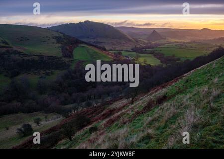 Chrome Hill und Parkhouse Hill bei Sonnenaufgang vom Hollinsclough Rake, Upper Dove Valley, Peak District National Park, Staffordshire/Derbyshire Stockfoto