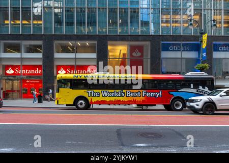 Ein NY Waterway-Bus auf der Straße in New York City, USA. Stockfoto