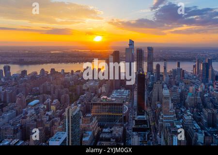 Blick auf die Skyline von Manhattan von der Spitze eines Gebäudes in der Abenddämmerung in New York, NY, USA Stockfoto