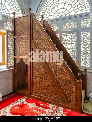 Die Minbar in der Bibi-Heybat-Moschee in Baku zeigt exquisite Holzhandwerkskunst mit detaillierten Schnitzereien von komplexen geometrischen und floralen Designs, die Aserbaidschans reiches kulturelles Erbe hervorheben Stockfoto