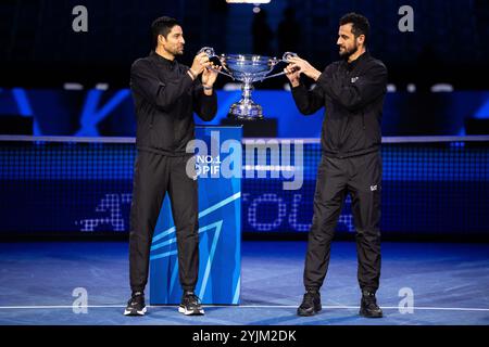 Torino, Italien. November 2024. Marcelo Arevalo und Mate Pavic erhalten die Trophäe des ATP Year-End No.1 in der Inalpi Arena in Turin, Italien - Sport - Freitag, 15. November 2024. (Foto: Marco Alpozzi/Lapresse) Credit: LaPresse/Alamy Live News Stockfoto