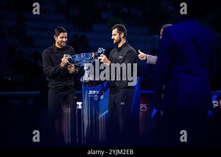 Torino, Italien. November 2024. Marcelo Arevalo und Mate Pavic erhalten die Trophäe des ATP Year-End No.1 in der Inalpi Arena in Turin, Italien - Sport - Freitag, 15. November 2024. (Foto: Marco Alpozzi/Lapresse) Credit: LaPresse/Alamy Live News Stockfoto