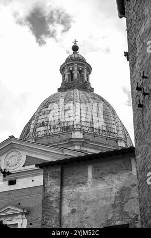 Insigne Collegiata di Santa Maria in Provenzano ist eine römisch-katholische Stiftskirche im Stil der Spätrenaissance im Stil des Barocks auf der Piazza Provenzano Salvani in Stockfoto