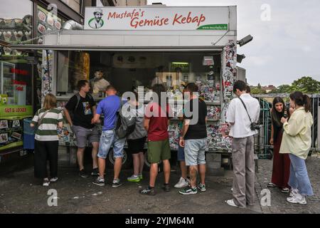 Die Leute stehen an Mustafa's Veggie Kebab, Mustafa's Gemüse Kebap, Fast Food Stand in Kreuzberg, Berlin, Deutschland Stockfoto