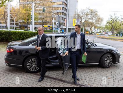 Bonn, Deutschland. November 2024. Bundesverteidigungsminister Boris Pistorius (SPD, l) besucht OCCAR-EA, die Europäische Organisation für gemeinsame Rüstungszusammenarbeit (OCCAR). Quelle: Thomas Banneyer/dpa/Alamy Live News Stockfoto