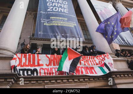 Torino, Italien. November 2024. Studenti raggiungono la Mole Antonelliana e occupano il primo Piano dell'edificio esponendo la Bandiera palestinese. Torino, Italia - Venerd&#xec;, 15. November 2024 - Cronaca - ( Foto Andrea Alfano/LaPresse ) Studenten erreichen Mole Antonelliana, die im ersten Stock die palästinensische Flagge freilegt. Turin, Italien - Freitag, 15. November 2024 - Nachrichten - ( Foto Andrea Alfano/LaPresse ) Credit: LaPresse/Alamy Live News Stockfoto