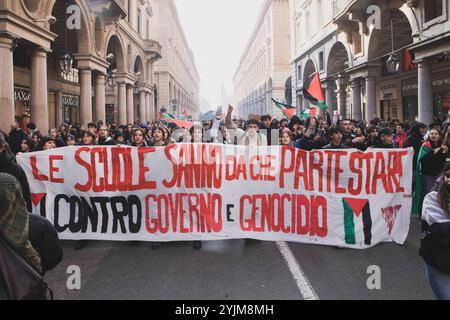 Torino, Italien. November 2024. GLI studenti raggiungendo piazza San Carlo e Via Roma. Torino, Italia - Venerd&#xec;, 15. November 2024 - Cronaca - ( Foto Andrea Alfano/LaPresse ) Studenten erreichen Piazza San Carlo und Via Roma. Turin, Italien - Freitag, 15. November 2024 - Nachrichten - ( Foto Andrea Alfano/LaPresse ) Credit: LaPresse/Alamy Live News Stockfoto