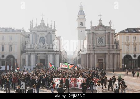 Torino, Italien. November 2024. GLI studenti raggiungendo piazza San Carlo e Via Roma. Torino, Italia - Venerd&#xec;, 15. November 2024 - Cronaca - ( Foto Andrea Alfano/LaPresse ) Studenten erreichen Piazza San Carlo und Via Roma. Turin, Italien - Freitag, 15. November 2024 - Nachrichten - ( Foto Andrea Alfano/LaPresse ) Credit: LaPresse/Alamy Live News Stockfoto