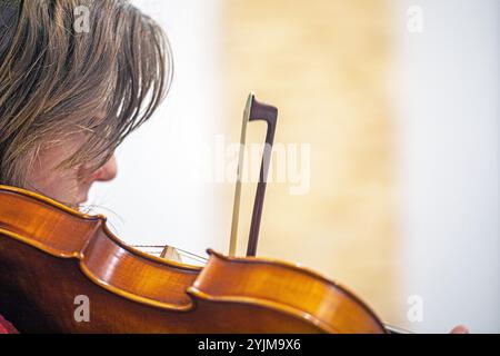 Der junge Geiger spielt vor einem Konzert Geige. Bildung, Kreativität und frühe Entwicklung Stockfoto