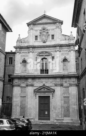 Siena, Italien - 7. April 2022: San Raimondo al Refugio ist eine römisch-katholische Kirche im barocken Stil im Terzo von Camollia von Siena, Toskana, Ital Stockfoto