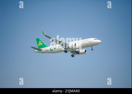 21.10.2024, Singapur, Republik Singapur, Asien - ein Passagierflugzeug der chinesischen Fluggesellschaft Spring Airlines vom Typ Airbus A320-214 mit der Registrierung B-6931 im Landeanflug auf den internationalen Flughafen Changi. Spring Airlines ist eine Billigfluggesellschaft mit Sitz in Shanghai und Basis auf dem Flughafen Shanghai-Hongqiao. *** 21 10 2024, Singapur, Republik Singapur, Asien Ein Passagierflugzeug der chinesischen Fluggesellschaft Spring Airlines des Musters Airbus A320 214 mit der Eintragung B 6931, das sich Changi International Airport nähert, ist Spring Airlines eine Billigfluggesellschaft Stockfoto