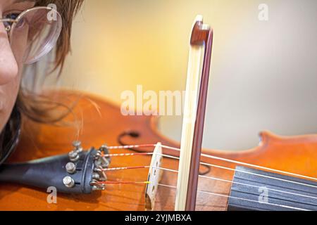 Ein junger talentierter Geiger spielt vor einem Konzert Geige. Bildung, Kreativität und frühe Entwicklung Stockfoto