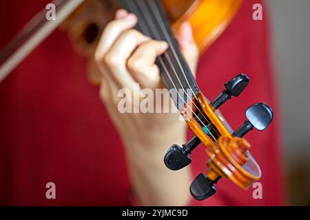 Spielen Sie mit der linken Hand Geige. Korrekte Positionierung von Hand und Fingern auf einem Musikinstrument Stockfoto