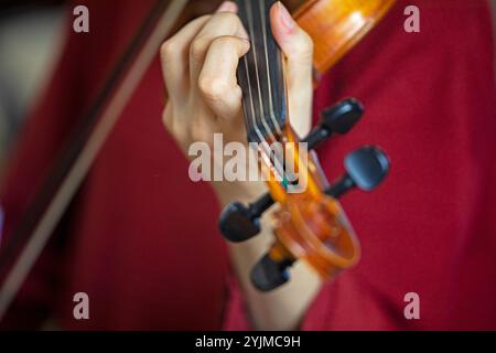 Spielen Sie mit der linken Hand Geige. Korrekte Positionierung von Hand und Fingern auf einem Musikinstrument Stockfoto