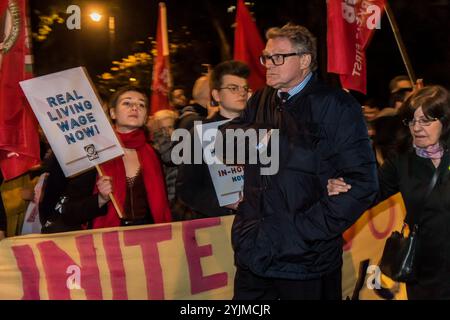 London, Großbritannien. November 2017. Ein Demonstrant hält eine Rauchfackel vor dem Banner "Jstice for UOL Workers" beim Protest der Independent Workers Union of Great Britain vor dem Senate House, während die Kanzlerin der Universität von London, Prinzessin Anne, am Foundation Day zu Besuch war und alle Arbeiter der Universität dazu aufrief, direkt von der Universität beschäftigt zu werden. Sie sagen, dass der Einsatz externer Auftragnehmer zur Einstellung von Personal diskriminierend sei, da ausgelagerte Arbeitnehmer, einschließlich Personal in den Bereichen Sicherheit, Reinigung und Gastronomie, die überwiegend Migranten sind, und BME-Arbeitnehmer zu weitaus schlechteren Bedingungen als Mitarbeiter seien Stockfoto