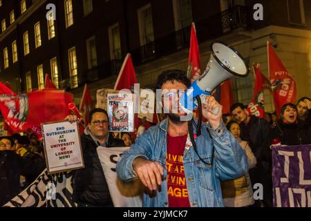 London, Großbritannien. November 2017. Ein Demonstrant hält eine Rauchfackel vor dem Banner "Jstice for UOL Workers" beim Protest der Independent Workers Union of Great Britain vor dem Senate House, während die Kanzlerin der Universität von London, Prinzessin Anne, am Foundation Day zu Besuch war und alle Arbeiter der Universität dazu aufrief, direkt von der Universität beschäftigt zu werden. Sie sagen, dass der Einsatz externer Auftragnehmer zur Einstellung von Personal diskriminierend sei, da ausgelagerte Arbeitnehmer, einschließlich Personal in den Bereichen Sicherheit, Reinigung und Gastronomie, die überwiegend Migranten sind, und BME-Arbeitnehmer zu weitaus schlechteren Bedingungen als Mitarbeiter seien Stockfoto