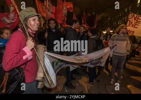 London, Großbritannien. November 2017. Ein Demonstrant hält eine Rauchfackel vor dem Banner "Jstice for UOL Workers" beim Protest der Independent Workers Union of Great Britain vor dem Senate House, während die Kanzlerin der Universität von London, Prinzessin Anne, am Foundation Day zu Besuch war und alle Arbeiter der Universität dazu aufrief, direkt von der Universität beschäftigt zu werden. Sie sagen, dass der Einsatz externer Auftragnehmer zur Einstellung von Personal diskriminierend sei, da ausgelagerte Arbeitnehmer, einschließlich Personal in den Bereichen Sicherheit, Reinigung und Gastronomie, die überwiegend Migranten sind, und BME-Arbeitnehmer zu weitaus schlechteren Bedingungen als Mitarbeiter seien Stockfoto