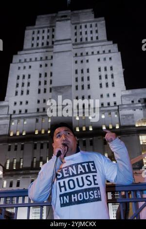 London, Großbritannien. November 2017. Ein Demonstrant hält eine Rauchfackel vor dem Banner "Jstice for UOL Workers" beim Protest der Independent Workers Union of Great Britain vor dem Senate House, während die Kanzlerin der Universität von London, Prinzessin Anne, am Foundation Day zu Besuch war und alle Arbeiter der Universität dazu aufrief, direkt von der Universität beschäftigt zu werden. Sie sagen, dass der Einsatz externer Auftragnehmer zur Einstellung von Personal diskriminierend sei, da ausgelagerte Arbeitnehmer, einschließlich Personal in den Bereichen Sicherheit, Reinigung und Gastronomie, die überwiegend Migranten sind, und BME-Arbeitnehmer zu weitaus schlechteren Bedingungen als Mitarbeiter seien Stockfoto