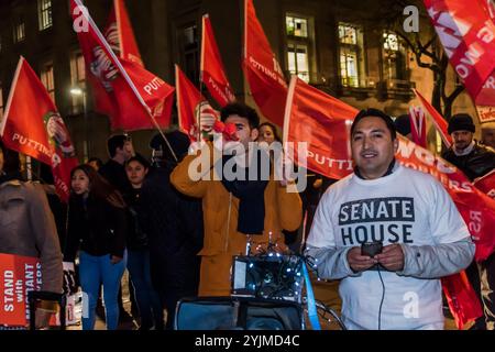 London, Großbritannien. November 2017. Ein Demonstrant hält eine Rauchfackel vor dem Banner "Jstice for UOL Workers" beim Protest der Independent Workers Union of Great Britain vor dem Senate House, während die Kanzlerin der Universität von London, Prinzessin Anne, am Foundation Day zu Besuch war und alle Arbeiter der Universität dazu aufrief, direkt von der Universität beschäftigt zu werden. Sie sagen, dass der Einsatz externer Auftragnehmer zur Einstellung von Personal diskriminierend sei, da ausgelagerte Arbeitnehmer, einschließlich Personal in den Bereichen Sicherheit, Reinigung und Gastronomie, die überwiegend Migranten sind, und BME-Arbeitnehmer zu weitaus schlechteren Bedingungen als Mitarbeiter seien Stockfoto