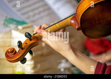 Spielen Sie mit der linken Hand Geige. Korrekte Positionierung von Hand und Fingern auf einem Musikinstrument Stockfoto