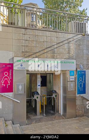 Istanbul, Türkei - 20. Oktober 2023: Eingang mit Drehkreuz Zugang zur öffentlichen unterirdischen Toilette im Stadtzentrum. Stockfoto