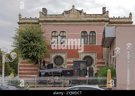 Istanbul, Türkei - 18. Oktober 2023: Dampflokomotive vor dem historischen Orient Express Bahnhof Sirkeci Terminal Building. Stockfoto