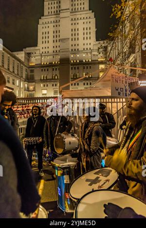 London, Großbritannien. November 2017. Ein Demonstrant hält eine Rauchfackel vor dem Banner "Jstice for UOL Workers" beim Protest der Independent Workers Union of Great Britain vor dem Senate House, während die Kanzlerin der Universität von London, Prinzessin Anne, am Foundation Day zu Besuch war und alle Arbeiter der Universität dazu aufrief, direkt von der Universität beschäftigt zu werden. Sie sagen, dass der Einsatz externer Auftragnehmer zur Einstellung von Personal diskriminierend sei, da ausgelagerte Arbeitnehmer, einschließlich Personal in den Bereichen Sicherheit, Reinigung und Gastronomie, die überwiegend Migranten sind, und BME-Arbeitnehmer zu weitaus schlechteren Bedingungen als Mitarbeiter seien Stockfoto