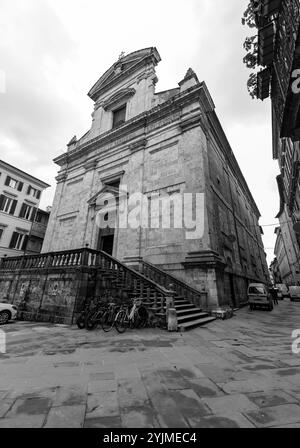 Siena, Italien - 7. April 2022: Außenansicht der Kirche San Martino neben La Loggia in Siena, Toskana, Italien. Stockfoto