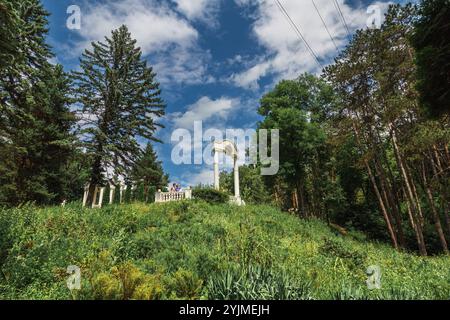 Russland, Kislowodsk - 19. Juni 2024: Rosengarten im Kislowodsk-Nationalpark Stockfoto