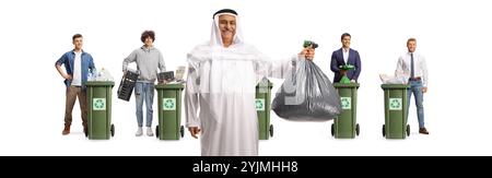 Ein arabischer Mann mit einem Müllsack und Leute mit Recyclingbehältern isoliert auf weißem Hintergrund Stockfoto