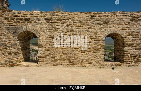 Das historische Schloss Gjirokaster im Süden Albaniens, ein UNESCO-Weltkulturerbe. Bogenfenster mit Blick auf die Stadt und das Drino Valley. Anfang 19. Osmanisch Stockfoto